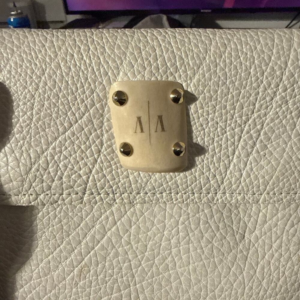 Ashley Pittman White Pebbled Leather Crossbody Bag with Horn Plaque and Gold Tas - Picture 2 of 4